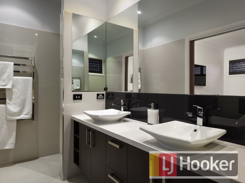 14 Black Caeser Drive, Cranbourne East VIC 3977