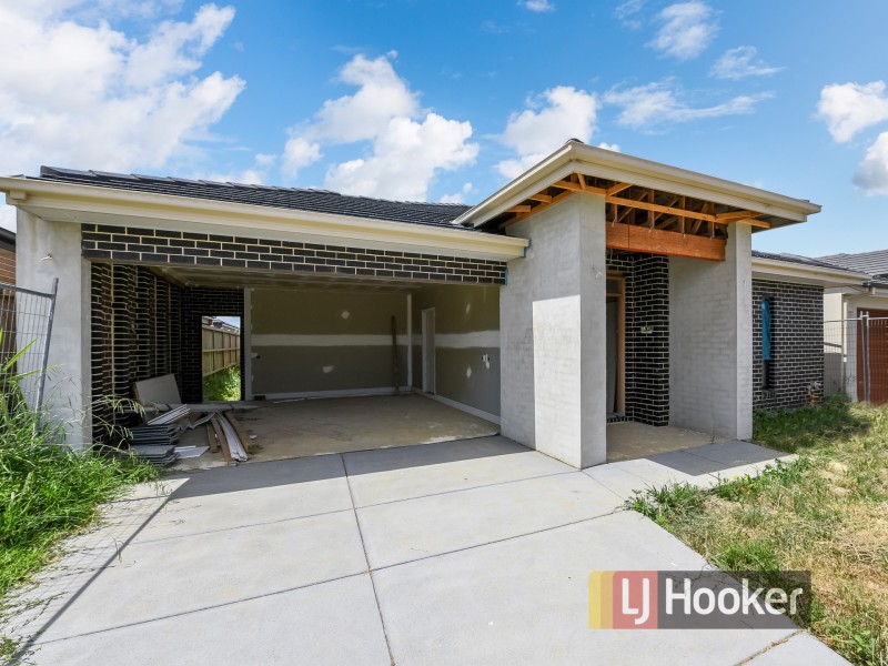 128 Wheelers Park Drive, Cranbourne North VIC 3977