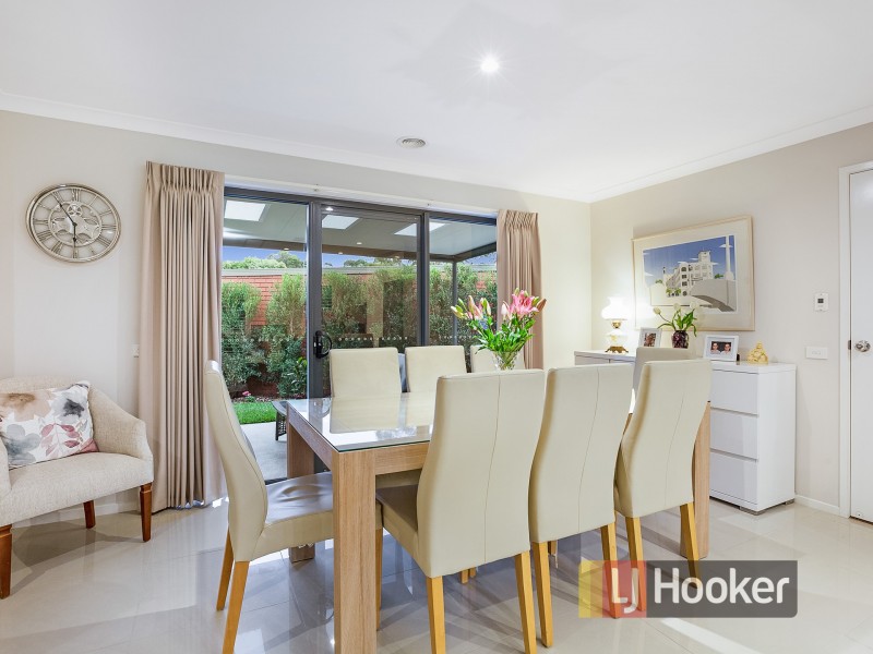 2/1 Derwent Court, Berwick VIC 3806