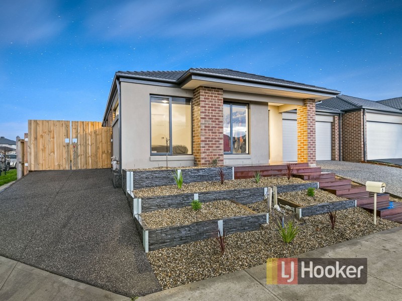 8 Carisbrooke Way, Clyde North VIC 3978