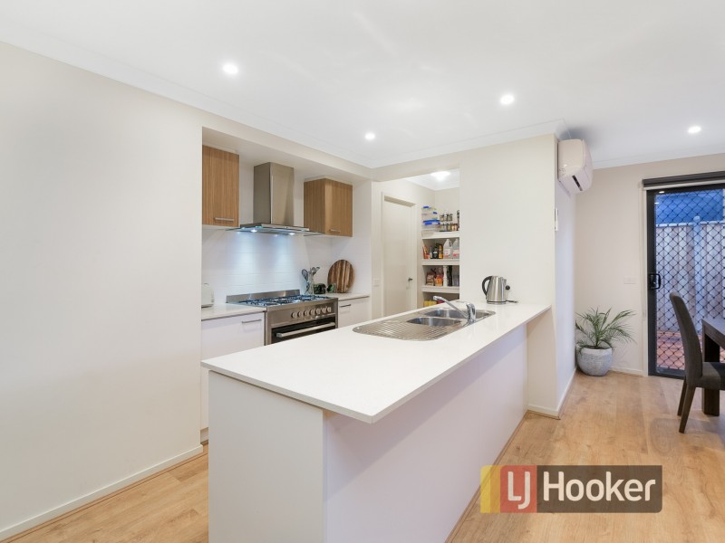 8 Carisbrooke Way, Clyde North VIC 3978