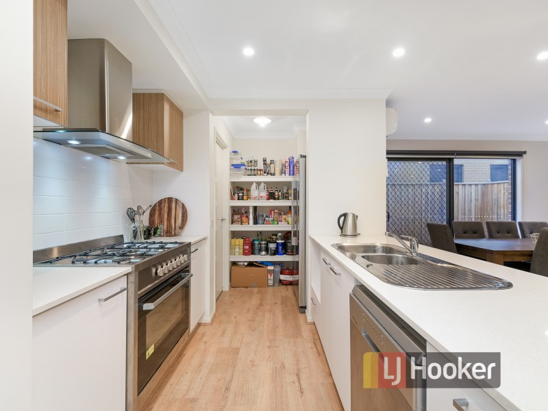8 Carisbrooke Way, Clyde North VIC 3978