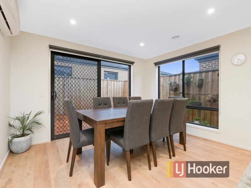 8 Carisbrooke Way, Clyde North VIC 3978