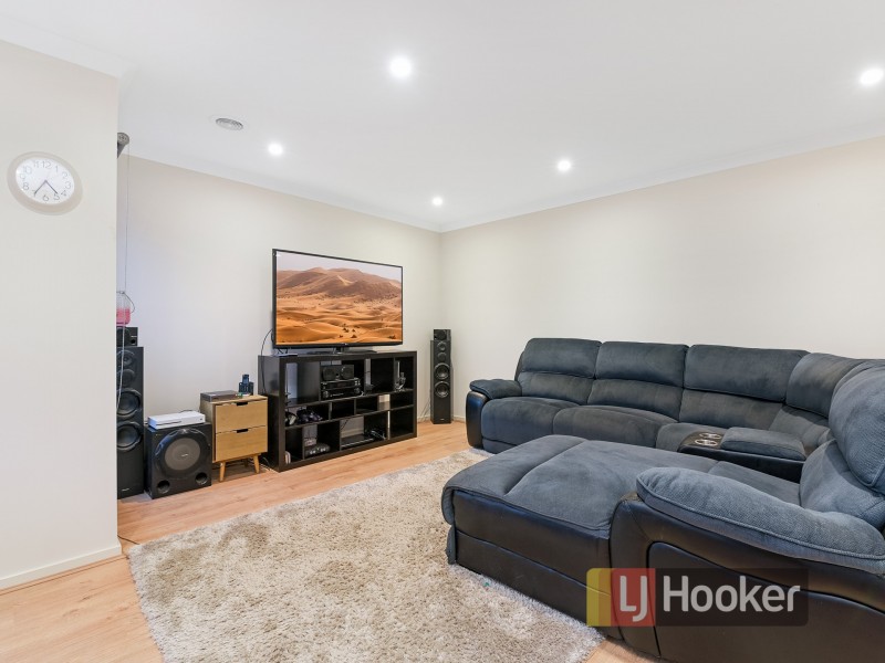 8 Carisbrooke Way, Clyde North VIC 3978