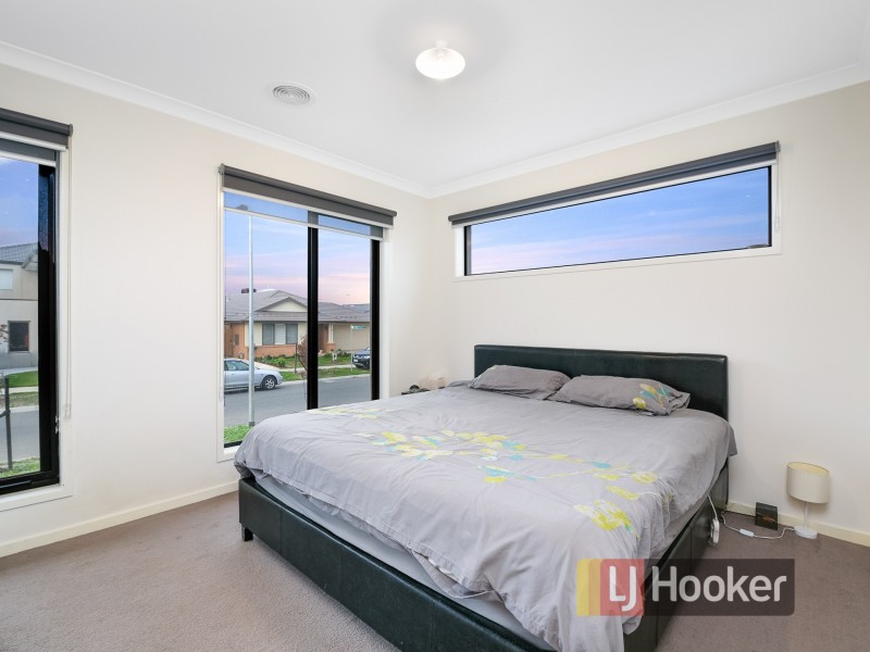 8 Carisbrooke Way, Clyde North VIC 3978