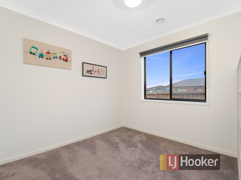 8 Carisbrooke Way, Clyde North VIC 3978
