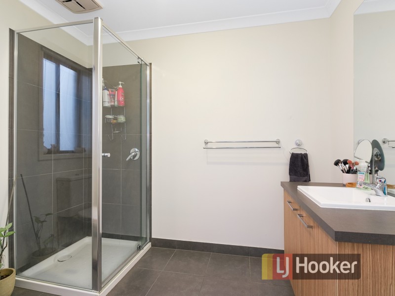 8 Carisbrooke Way, Clyde North VIC 3978
