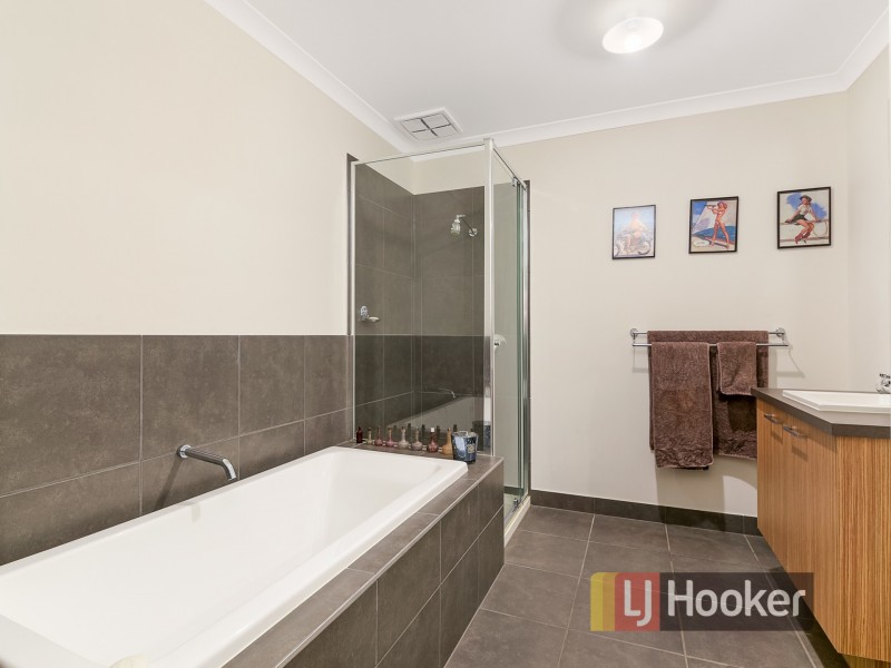 8 Carisbrooke Way, Clyde North VIC 3978
