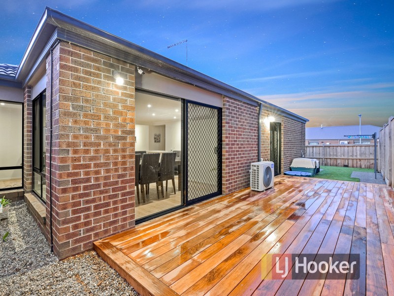 8 Carisbrooke Way, Clyde North VIC 3978