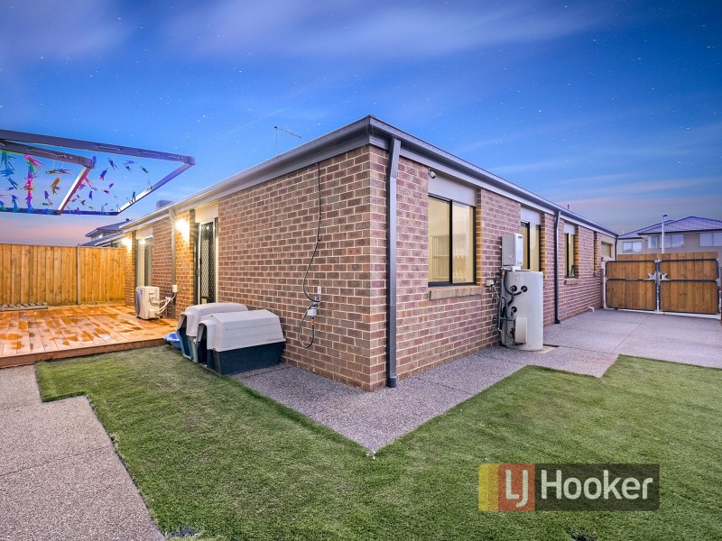 8 Carisbrooke Way, Clyde North VIC 3978
