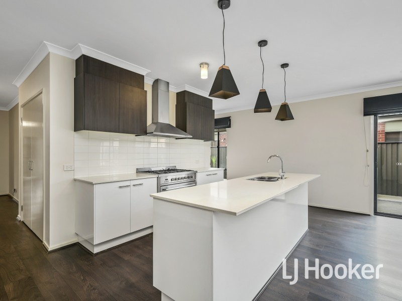 50 Glenrose Blvd, Clyde North VIC 3978