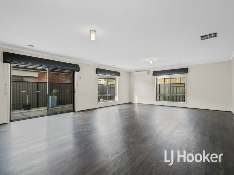 50 Glenrose Blvd, Clyde North VIC 3978