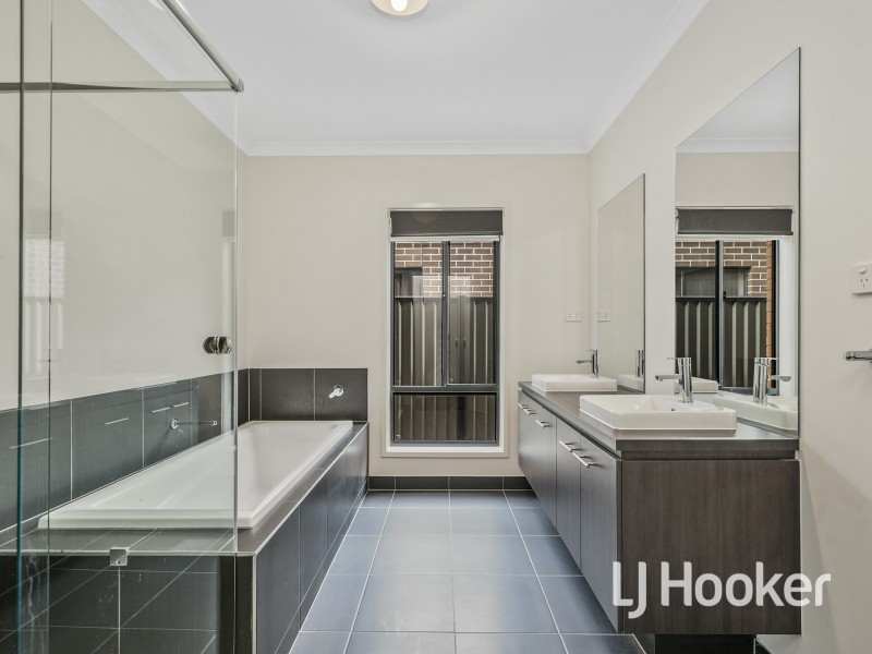 50 Glenrose Blvd, Clyde North VIC 3978