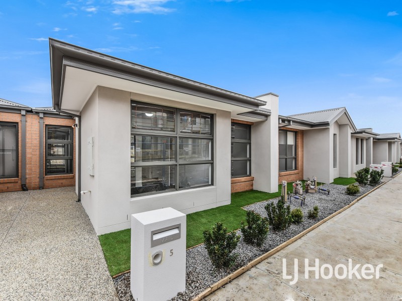 5 Supplejack Walk, Cranbourne North VIC 3977