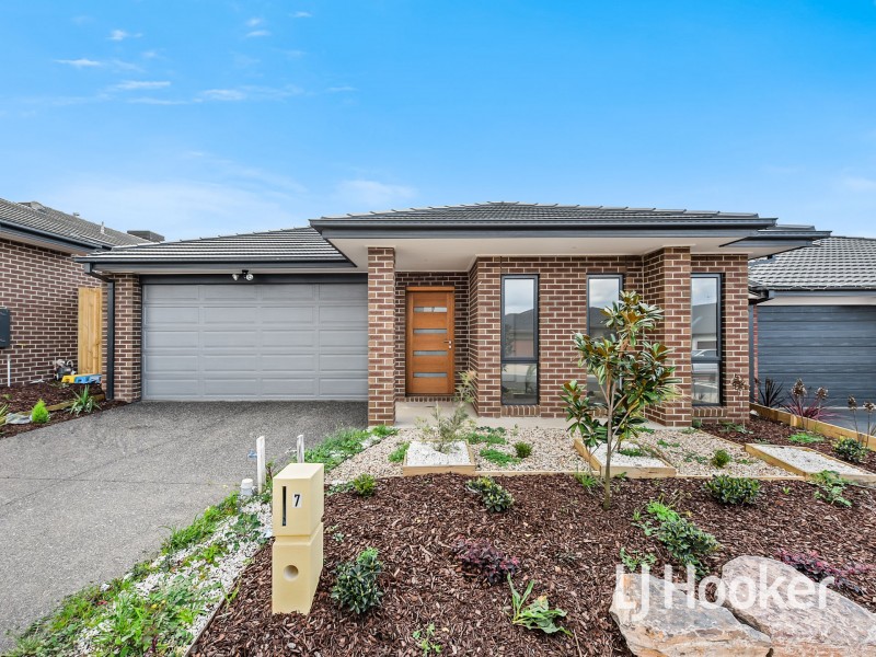 7 Barrier Parade, Clyde North VIC 3978