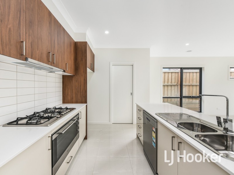 7 Barrier Parade, Clyde North VIC 3978