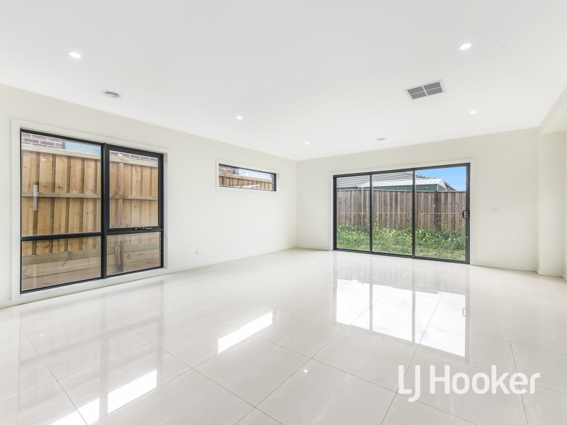 7 Barrier Parade, Clyde North VIC 3978