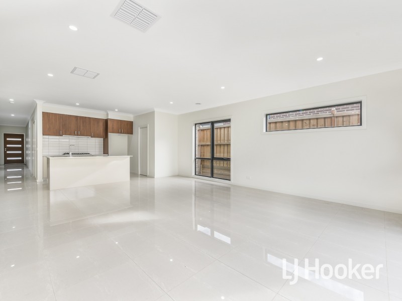 7 Barrier Parade, Clyde North VIC 3978