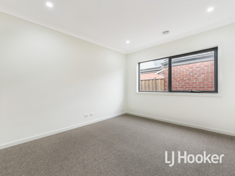 7 Barrier Parade, Clyde North VIC 3978