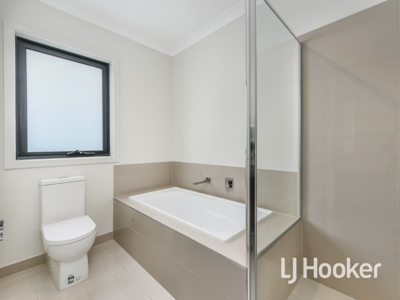 7 Barrier Parade, Clyde North VIC 3978