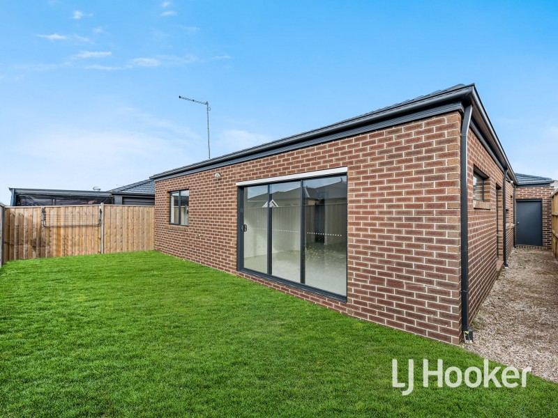 7 Barrier Parade, Clyde North VIC 3978