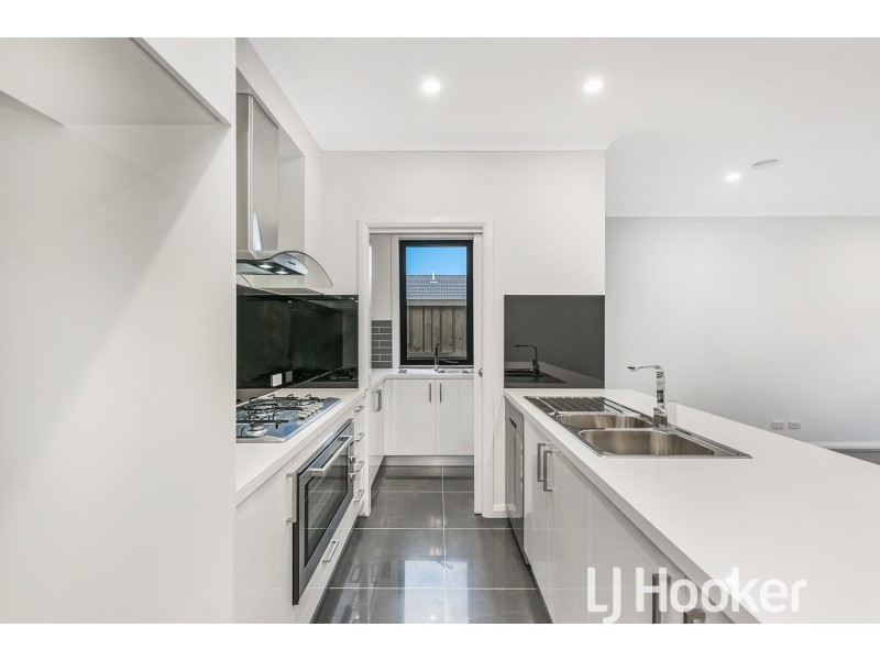 22 Stature Avenue, Clyde North VIC 3978