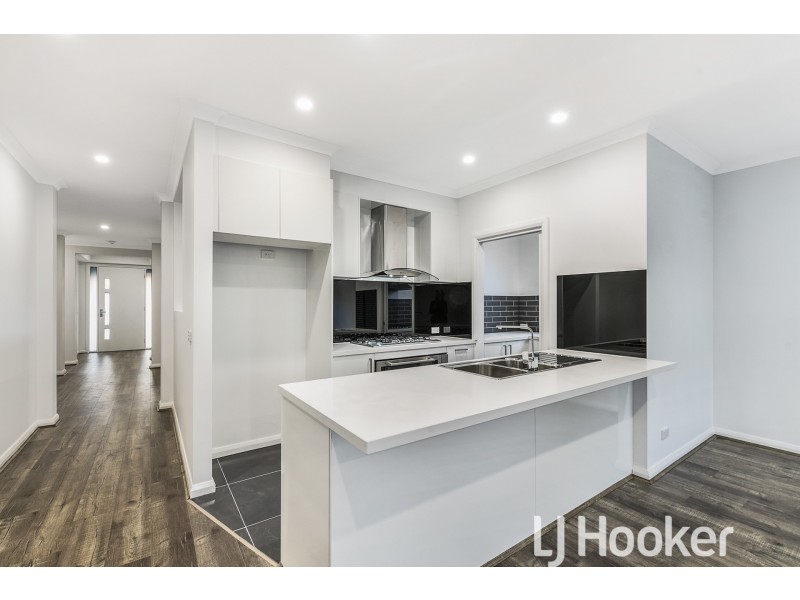 22 Stature Avenue, Clyde North VIC 3978