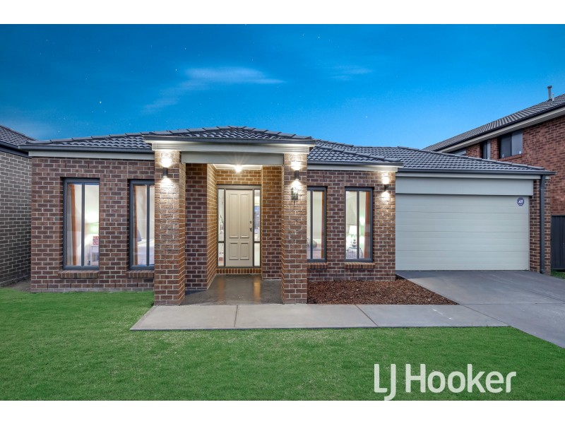 8 Willowdale Drive, Cranbourne North VIC 3977