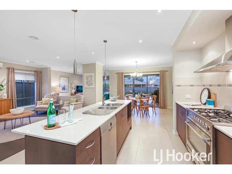 8 Willowdale Drive, Cranbourne North VIC 3977