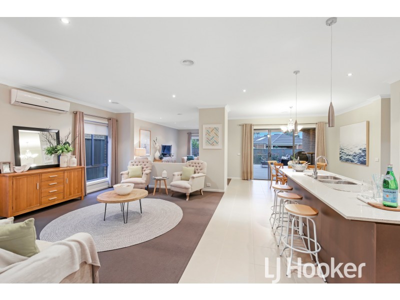 8 Willowdale Drive, Cranbourne North VIC 3977