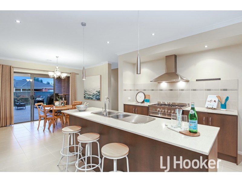 8 Willowdale Drive, Cranbourne North VIC 3977