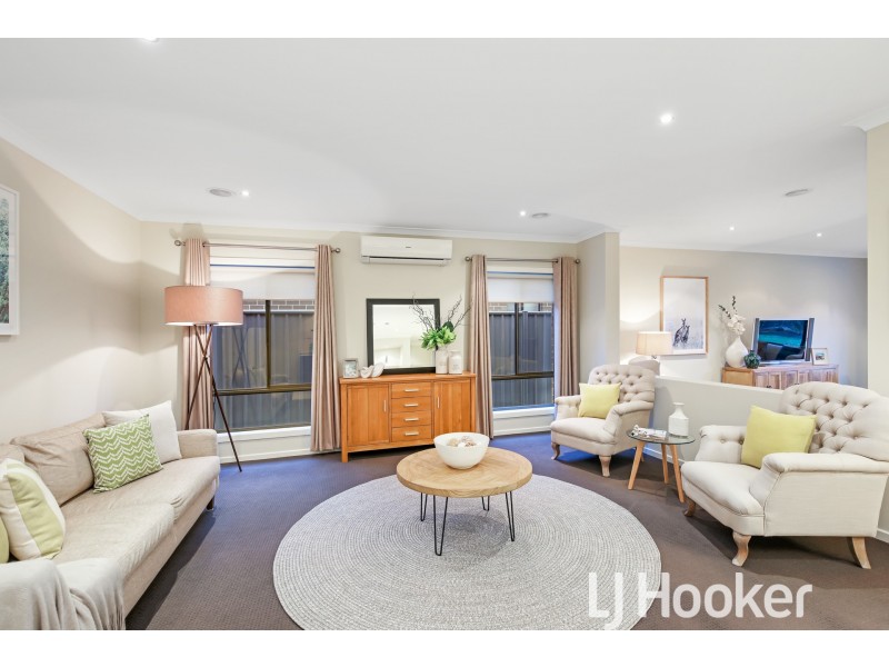 8 Willowdale Drive, Cranbourne North VIC 3977