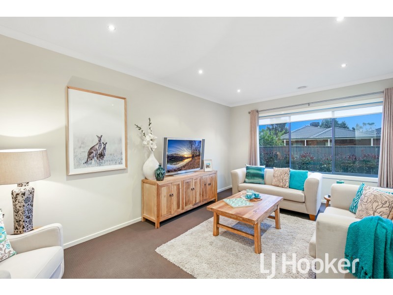 8 Willowdale Drive, Cranbourne North VIC 3977