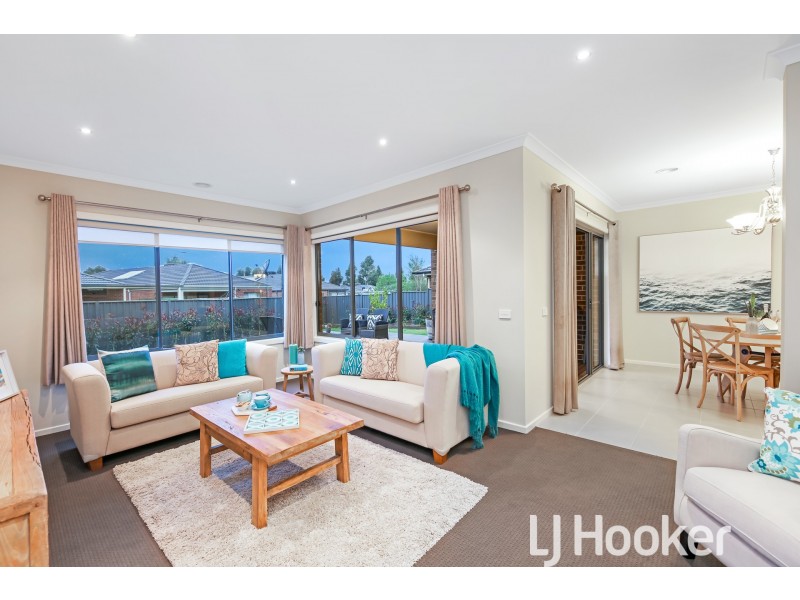 8 Willowdale Drive, Cranbourne North VIC 3977