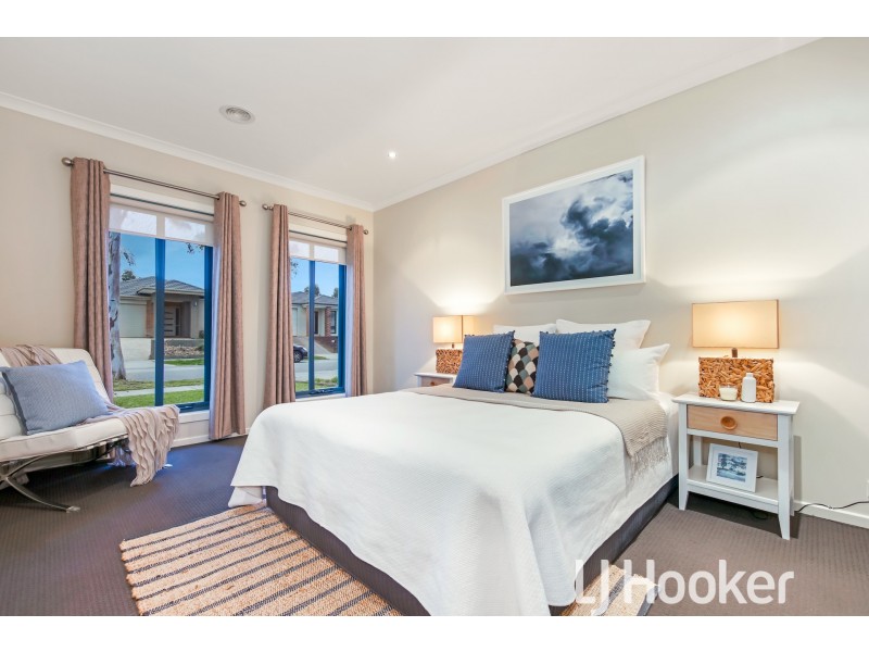 8 Willowdale Drive, Cranbourne North VIC 3977