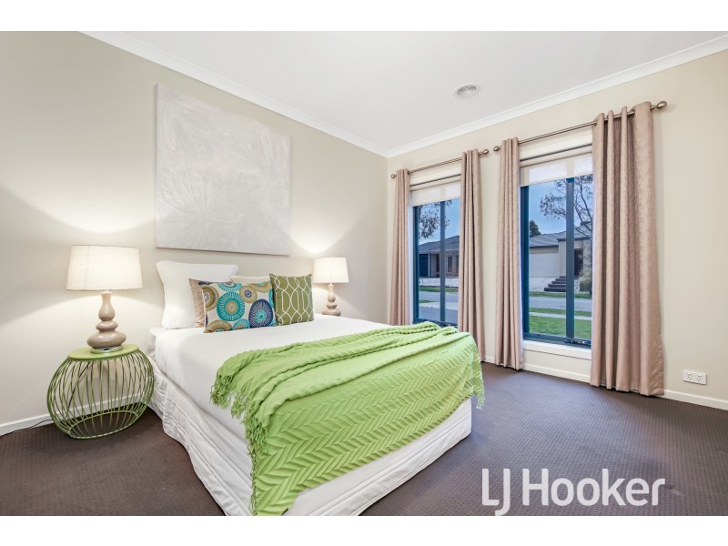 8 Willowdale Drive, Cranbourne North VIC 3977