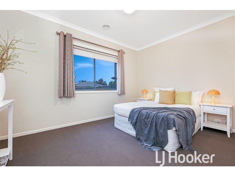 8 Willowdale Drive, Cranbourne North VIC 3977