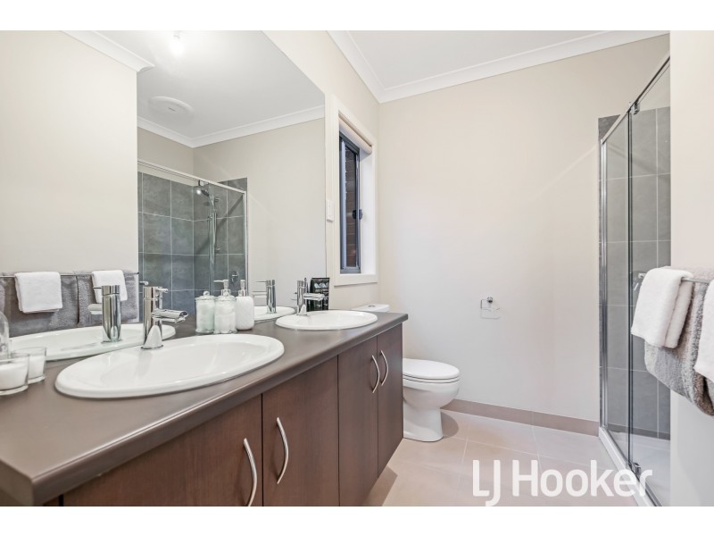 8 Willowdale Drive, Cranbourne North VIC 3977