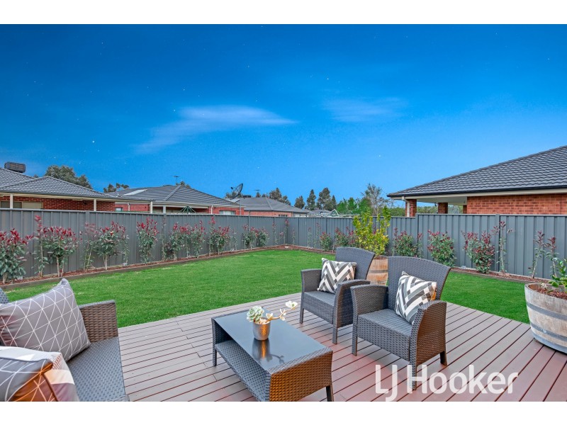 8 Willowdale Drive, Cranbourne North VIC 3977