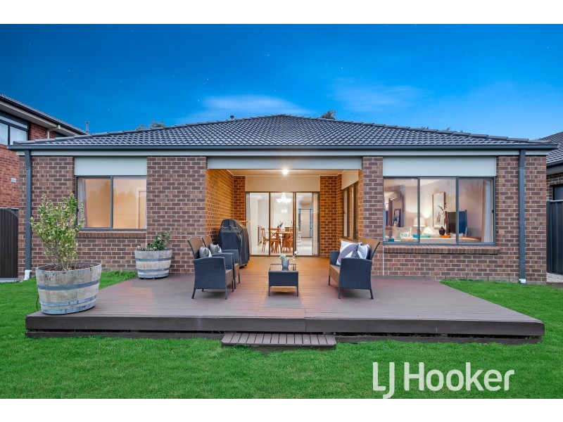 8 Willowdale Drive, Cranbourne North VIC 3977