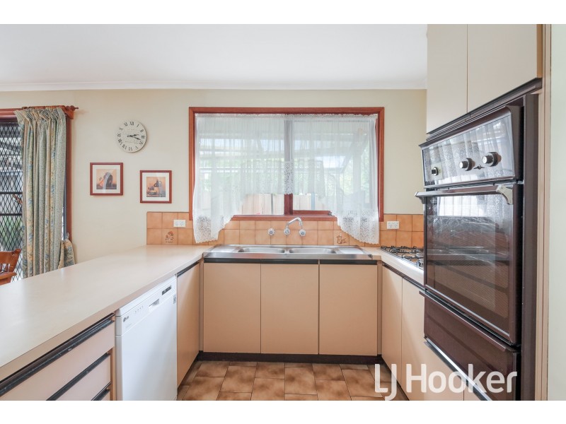 16 Blaxland Avenue, Cranbourne North VIC 3977