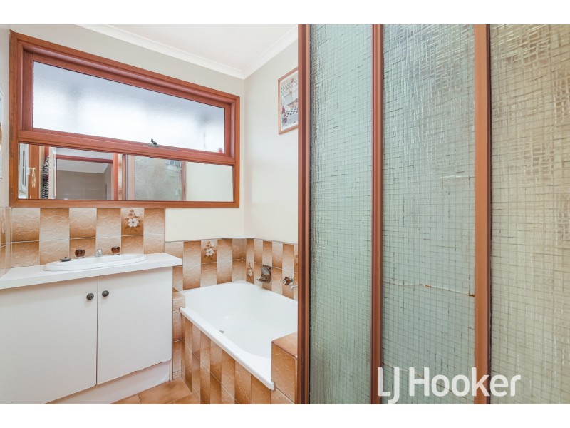 16 Blaxland Avenue, Cranbourne North VIC 3977