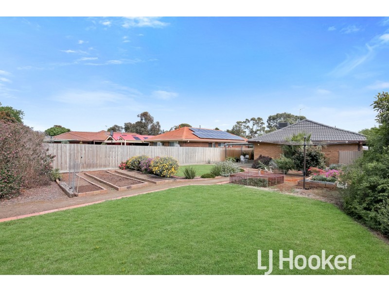 16 Blaxland Avenue, Cranbourne North VIC 3977