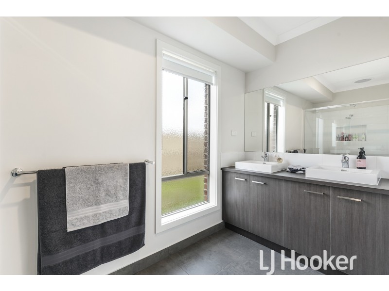 12 Cochin Drive, Clyde North VIC 3978