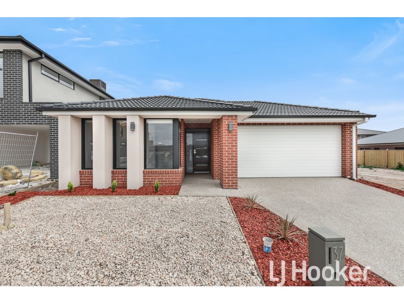 37 Rathberry Circuit, Clyde North VIC 3978