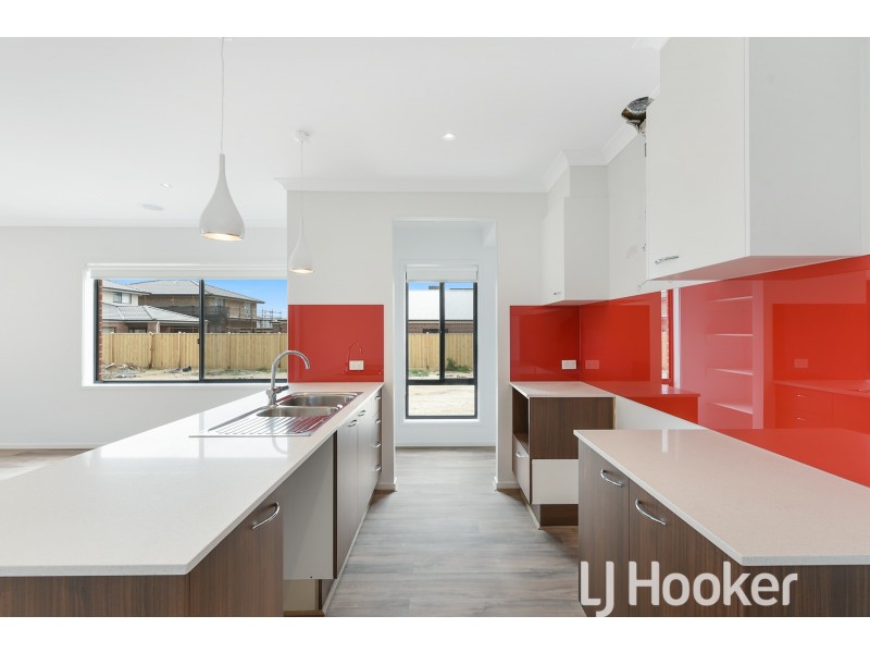 37 Rathberry Circuit, Clyde North VIC 3978