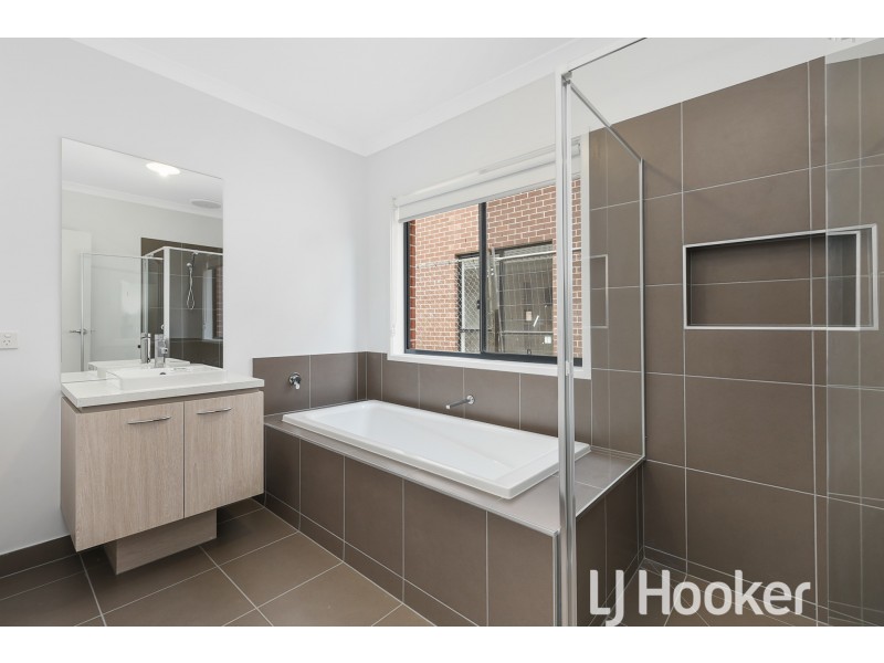 37 Rathberry Circuit, Clyde North VIC 3978