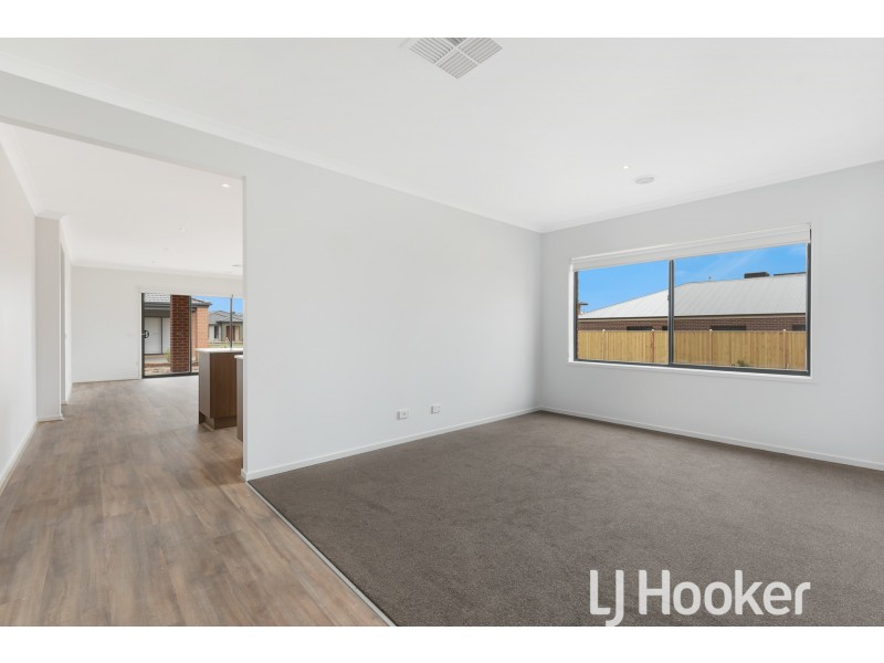 37 Rathberry Circuit, Clyde North VIC 3978