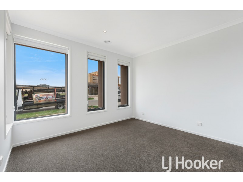 37 Rathberry Circuit, Clyde North VIC 3978