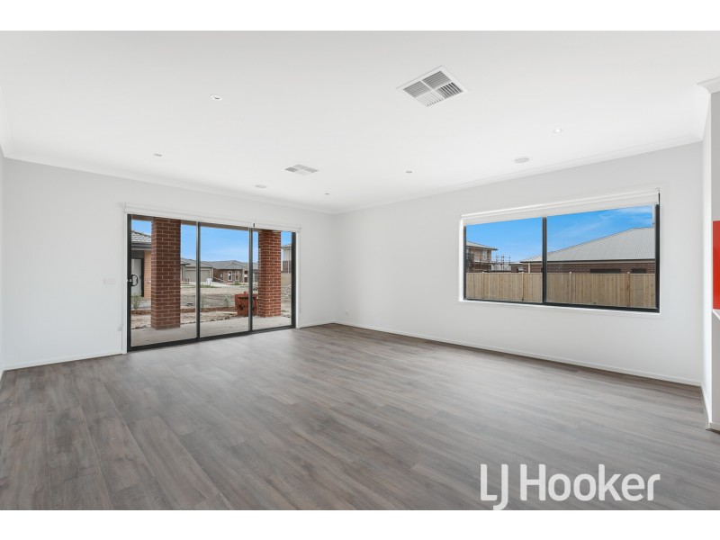 37 Rathberry Circuit, Clyde North VIC 3978